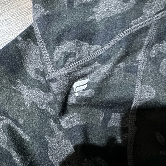 Camo Fabletics leggings - Picture 3 of 3